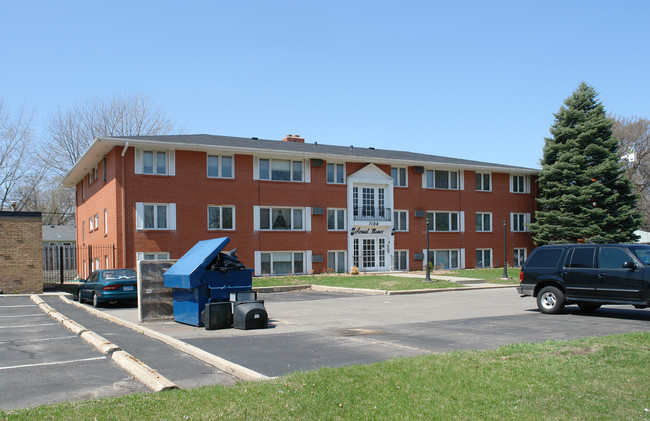 Colonial Manor in Richfield, MN - Building Photo - Building Photo