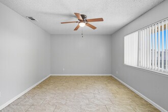 Village Green in Moreno Valley, CA - Foto de edificio - Interior Photo