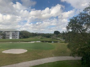 1703 Whitehall Dr in Davie, FL - Foto de edificio - Building Photo