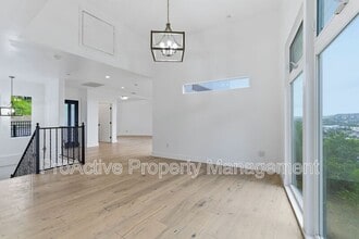 2409 Yorkshire Dr in Los Angeles, CA - Foto de edificio - Building Photo