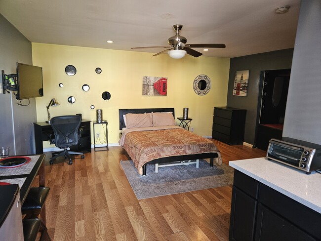 4909 W 119th St, Unit Guest House (studio) in Hawthorne, CA - Building Photo - Building Photo