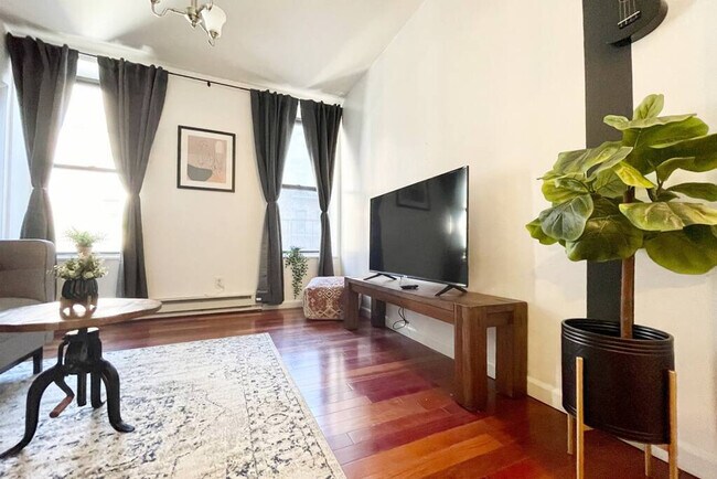350 E 53rd St in New York, NY - Building Photo - Building Photo