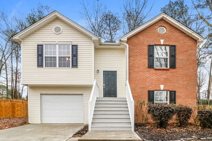 2394 Oakland Spring Dr in Snellville, GA - Building Photo