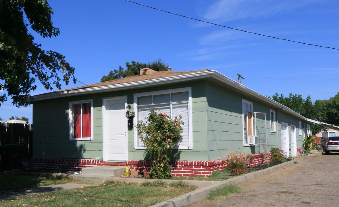 2175 W Park St in Stockton, CA - Building Photo