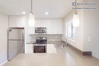 7205 Charmant Dr in San Diego, CA - Building Photo - Building Photo