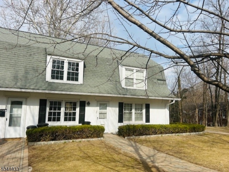 2 Beech Spring Dr in Summit, NJ - Building Photo