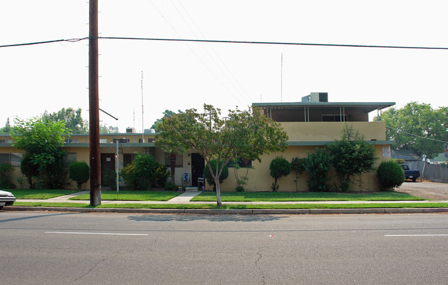 2424 N Wishon Ave in Fresno, CA - Building Photo - Building Photo