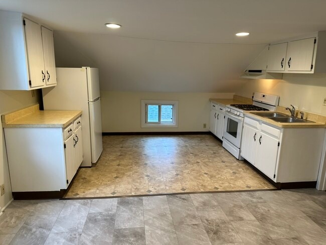 4056 Park Ave, Unit 2-Upper in Hamburg, NY - Foto de edificio - Building Photo