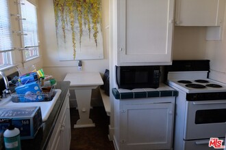 428 Rose Ave-Unit -B in Los Angeles, CA - Foto de edificio - Building Photo