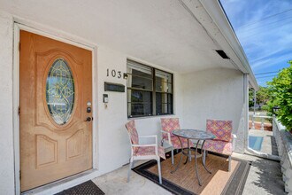 103 SW 10th Ave in Boynton Beach, FL - Foto de edificio - Building Photo