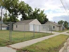 330 S Foster St in Mitchell, SD - Building Photo - Building Photo