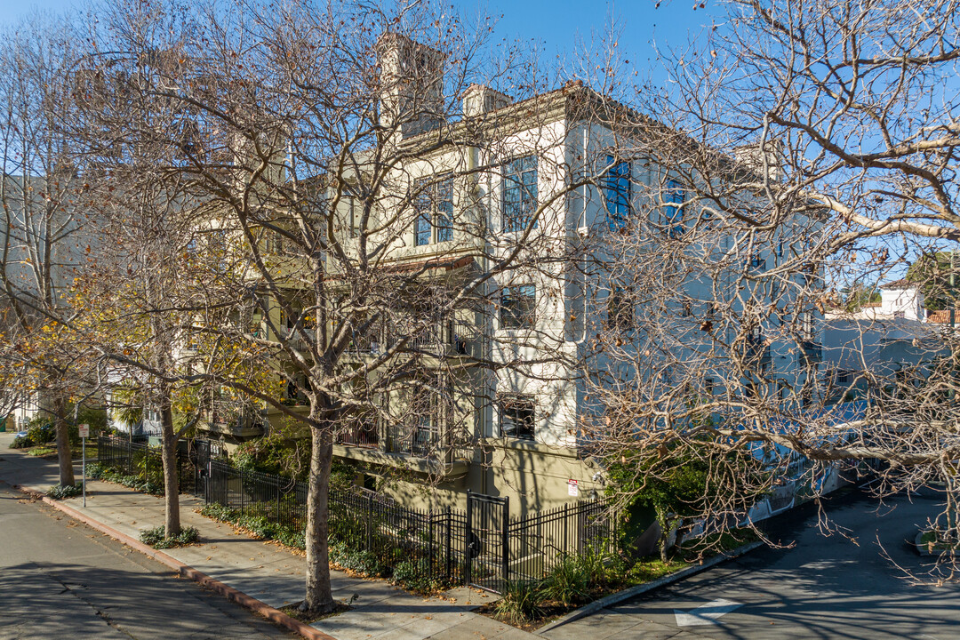 Grande Lake Terrace in Oakland, CA - Building Photo