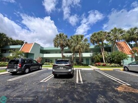933 Cypress Grove Dr in Pompano Beach, FL - Building Photo