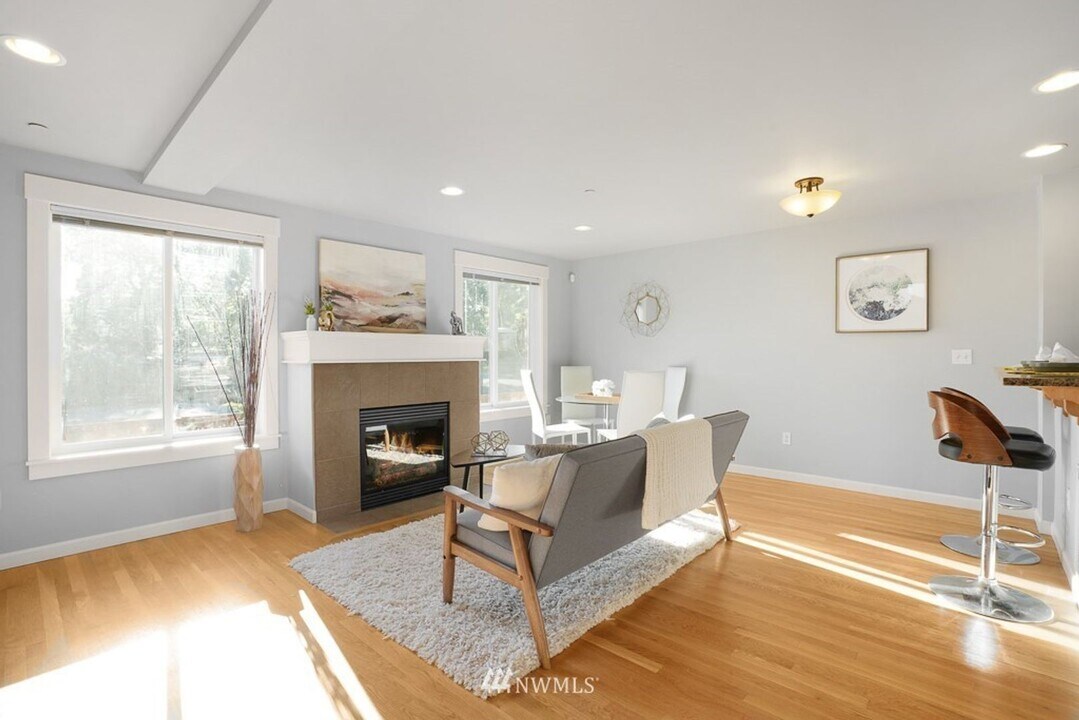 2121 N 113th St in Seattle, WA - Building Photo