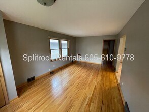 2208 S Hawthorne Ave in Sioux Falls, SD - Foto de edificio - Building Photo