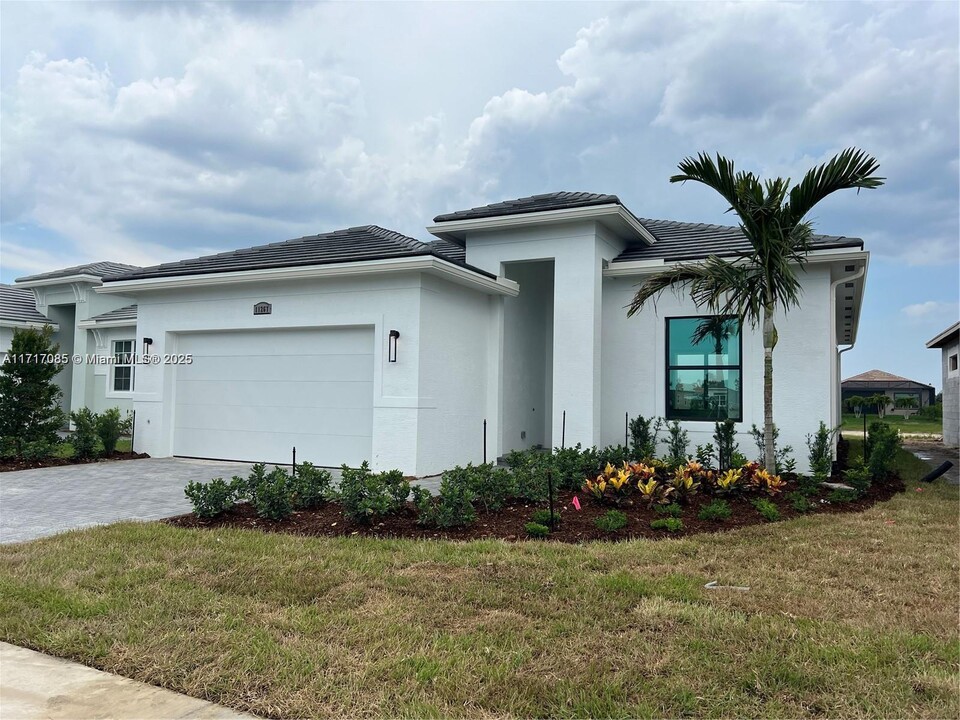 11267 SW Pietra Wy in Port St. Lucie, FL - Building Photo