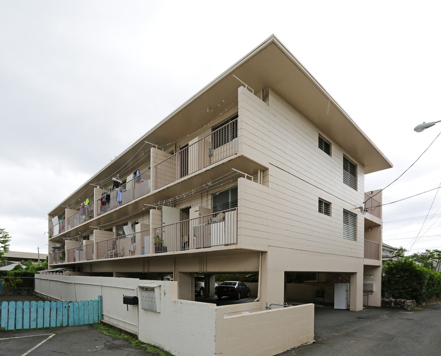 Hale Jade Apartments in Honolulu, HI - Building Photo