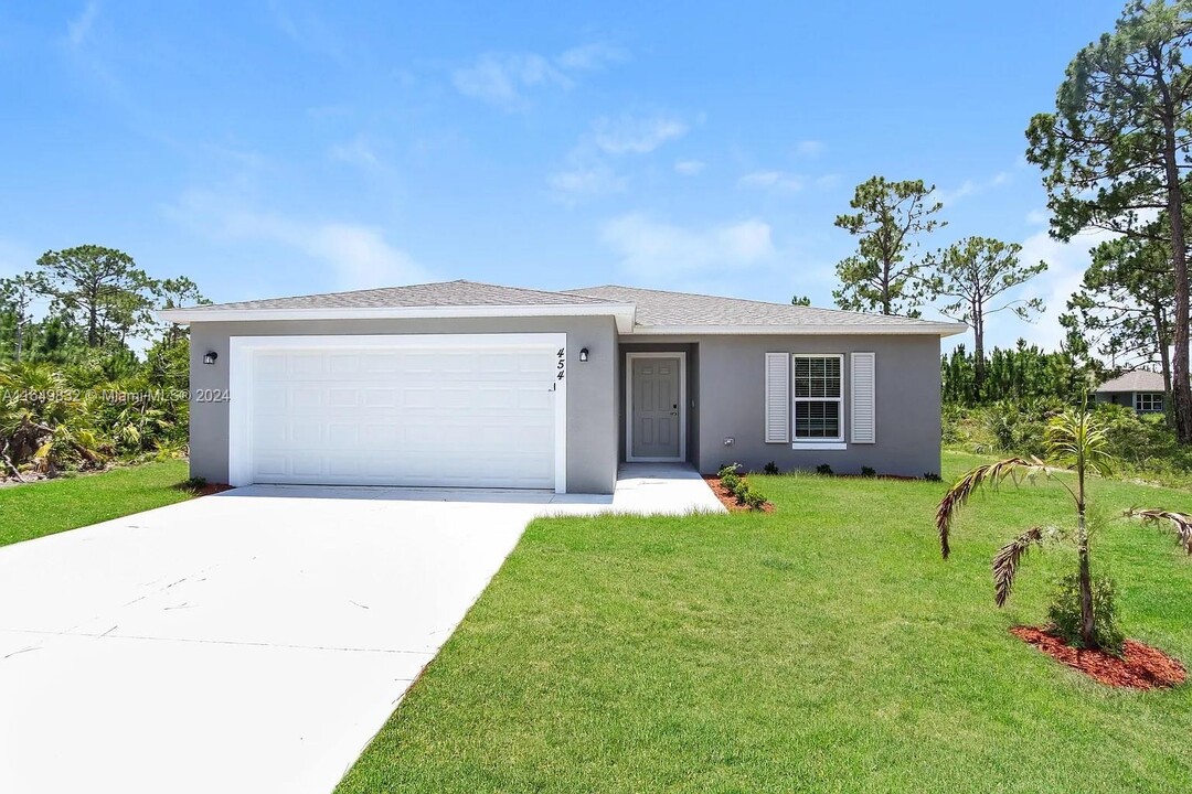 454 Dadeville St SE in Palm Bay, FL - Building Photo