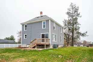 1927 W 1st St in Cedar Falls, IA - Building Photo