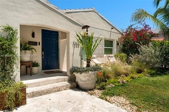1355 Biarritz Dr in Miami Beach, FL - Foto de edificio - Building Photo