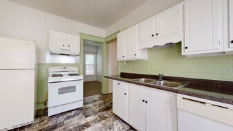 2505 Poplar St, Unit 1st Fl in Erie, PA - Building Photo