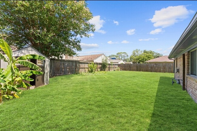 property at 815 Pebbleshire Dr