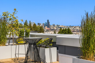 Residences at 3295 in Seattle, WA - Foto de edificio - Building Photo