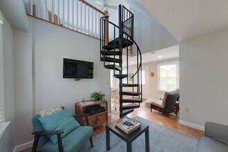 25 Warren Ave in Middletown, RI - Foto de edificio - Building Photo