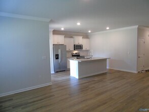 207 List Rd in Huntsville, AL - Foto de edificio - Building Photo