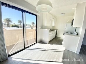 3747 Glendon Ave, Unit 213 in Los Angeles, CA - Foto de edificio - Building Photo