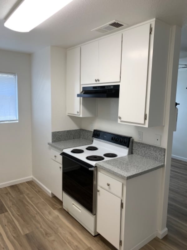 6908 Elm St in Hughson, CA - Foto de edificio - Building Photo