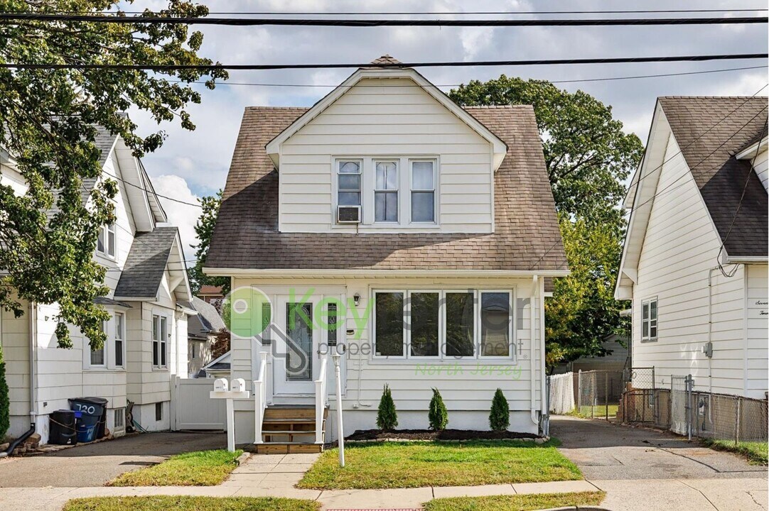 722 6th St in Lyndhurst, NJ - Building Photo