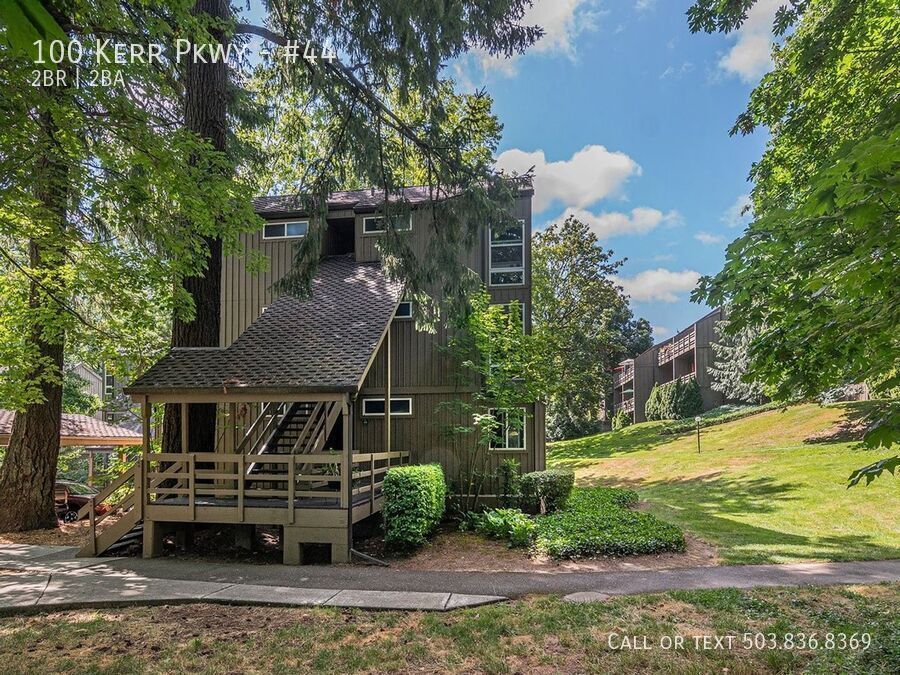 100 Kerr Pkwy in Lake Oswego, OR - Foto de edificio