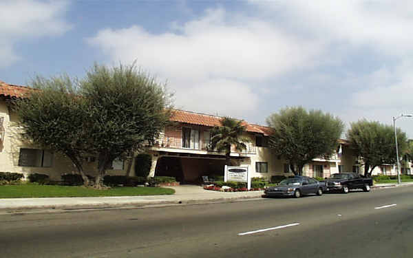 Valle Plaza in Canoga Park, CA - Building Photo - Building Photo