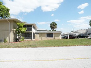 3075 Los Altos Dr in Belleair Bluffs, FL - Foto de edificio - Building Photo