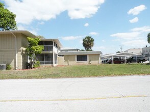 3075 Los Altos Dr in Belleair Bluffs, FL - Building Photo - Building Photo