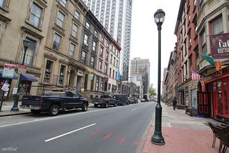 2006 Walnut St-Unit -Unit F in Philadelphia, PA - Foto de edificio - Building Photo