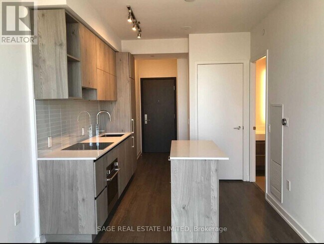 1 Yorkville Ave in Toronto, ON - Building Photo - Building Photo