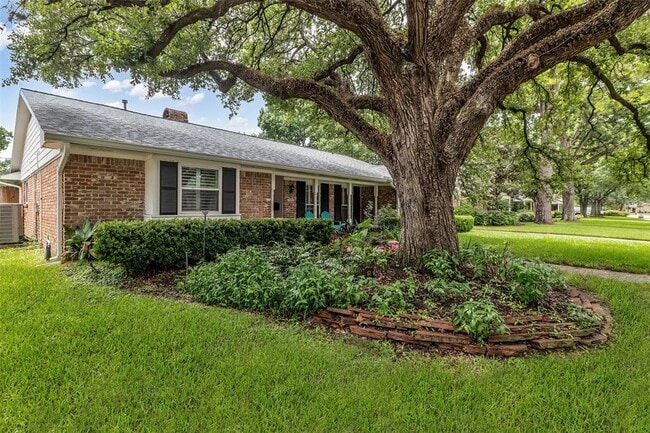10023 Ella Lee Ln in Houston, TX - Building Photo - Building Photo