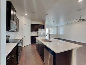 1334 N Barkvine Ave in Star, ID - Building Photo - Building Photo