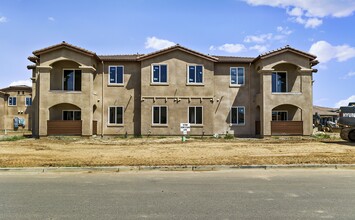 Vantage Pointe in Merced, CA - Building Photo - Building Photo