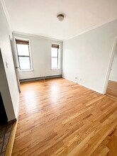 3707 36th Ave, Unit 2 in Long Island City, NY - Foto de edificio - Building Photo