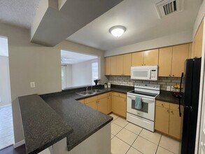 1701 Lk Crst Ave in Brandon, FL - Building Photo - Building Photo