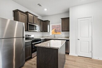 212 Julian Davis Dr in Venus, TX - Foto de edificio - Building Photo