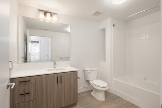 Enzo in Irvine, CA - Foto de edificio - Interior Photo
