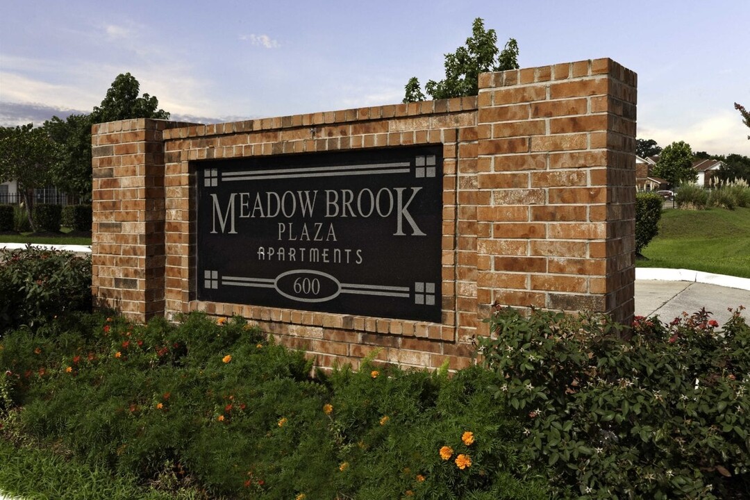 Meadowbrook Plaza Apartments in Houston, TX - Foto de edificio