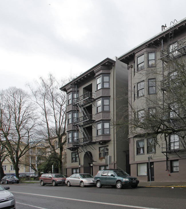 Converse Court Apartments in Portland, OR - Foto de edificio - Building Photo