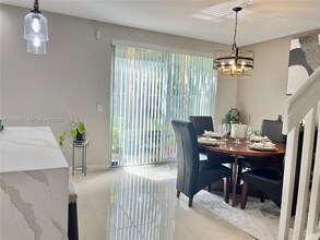 8472 SW 29th St in Miramar, FL - Foto de edificio - Building Photo