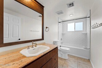 3329 E Greenway Ln in Phoenix, AZ - Building Photo - Building Photo