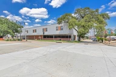 property at 612 W Texas Ave